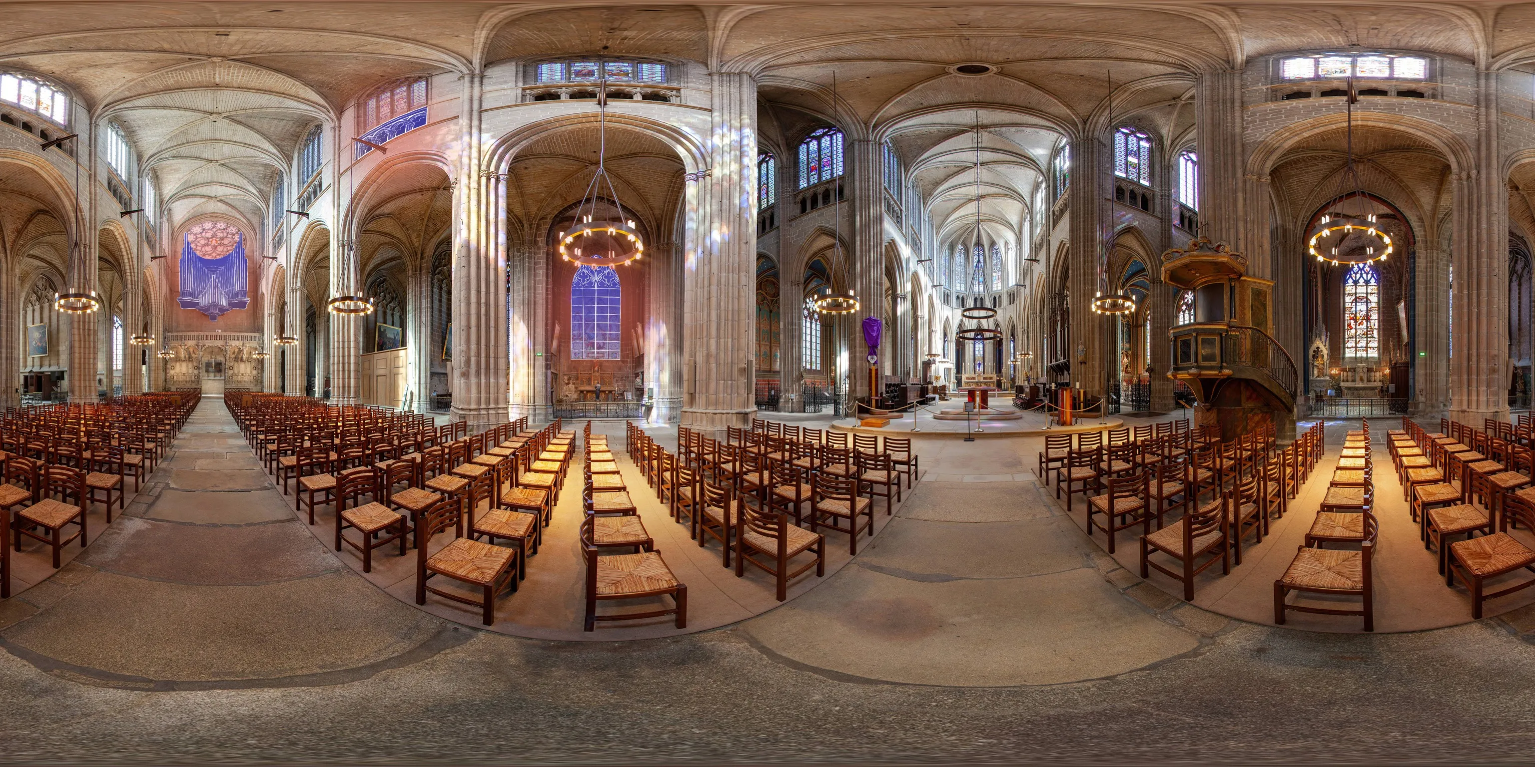 Intérieur d’une cathédrale photographié à 360° : la nef, les chaises et le chœur.