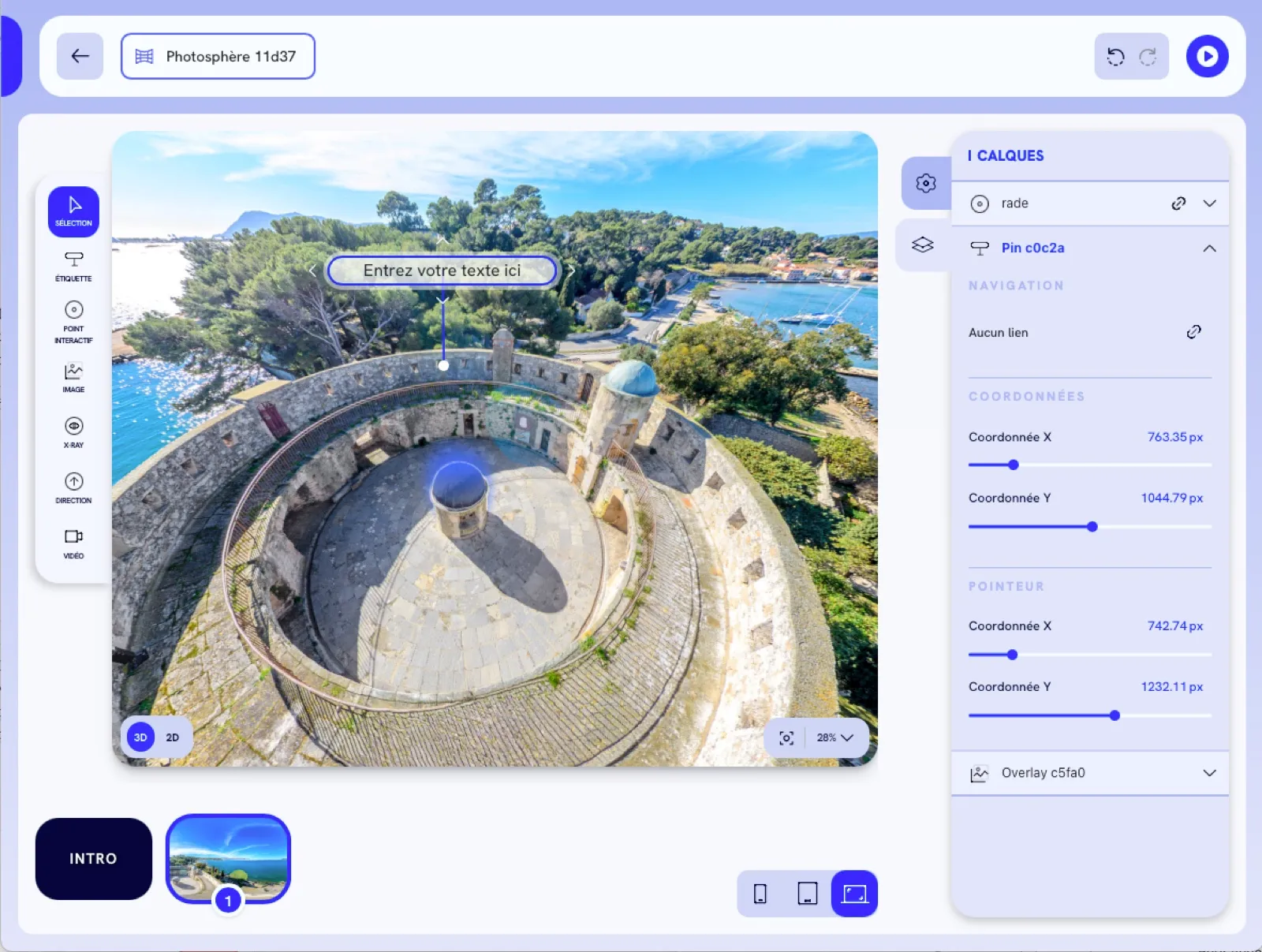 Écran du studio : une photosphère d’un fort en bord de mer, une étiquette posée dessus et le panneau des calques à droite.